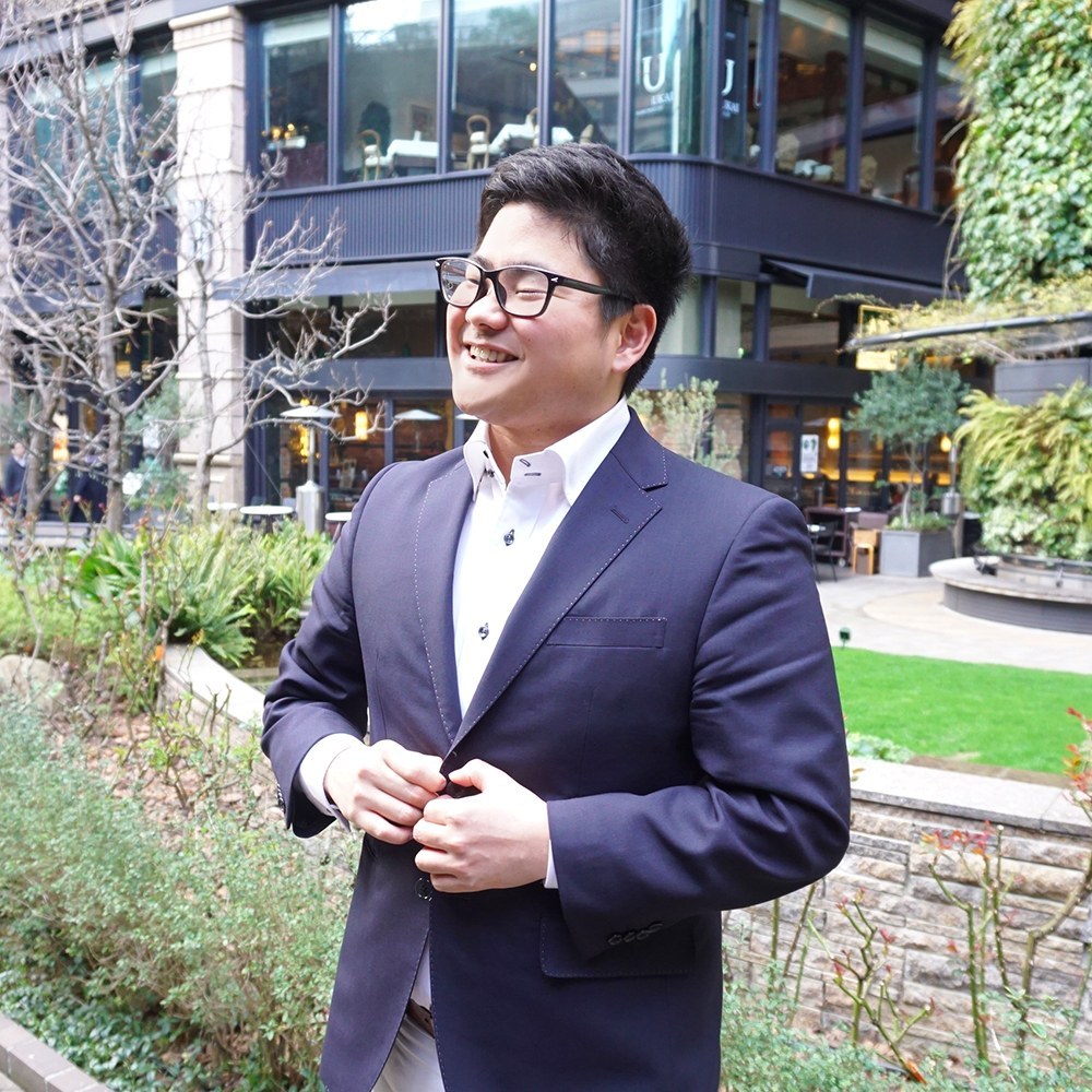 屋外での岩田啓太郎のポートレート
