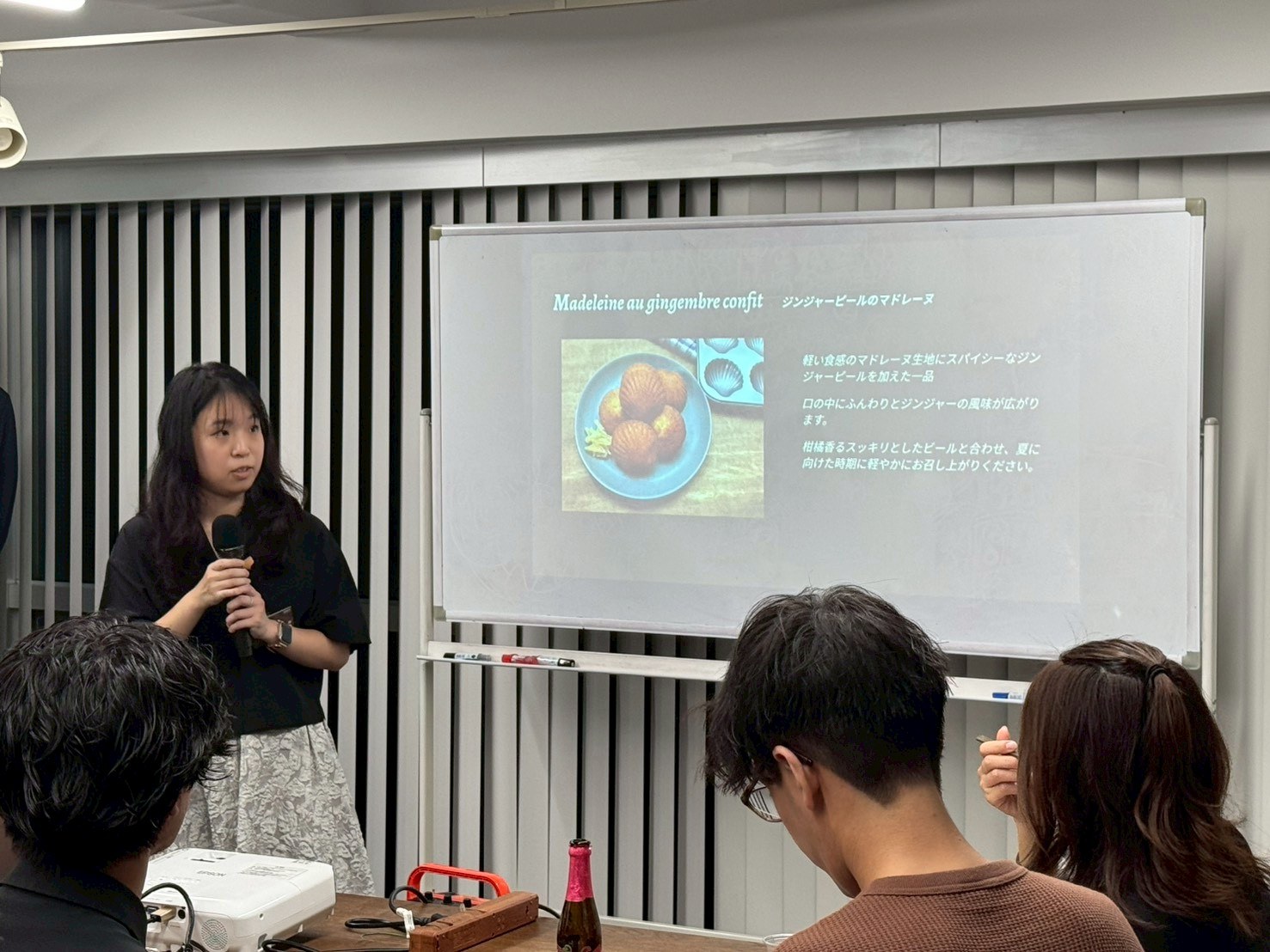 LCAの場で女性がマイクを持って話している場面