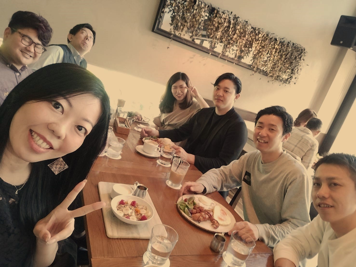 食事を囲む場面