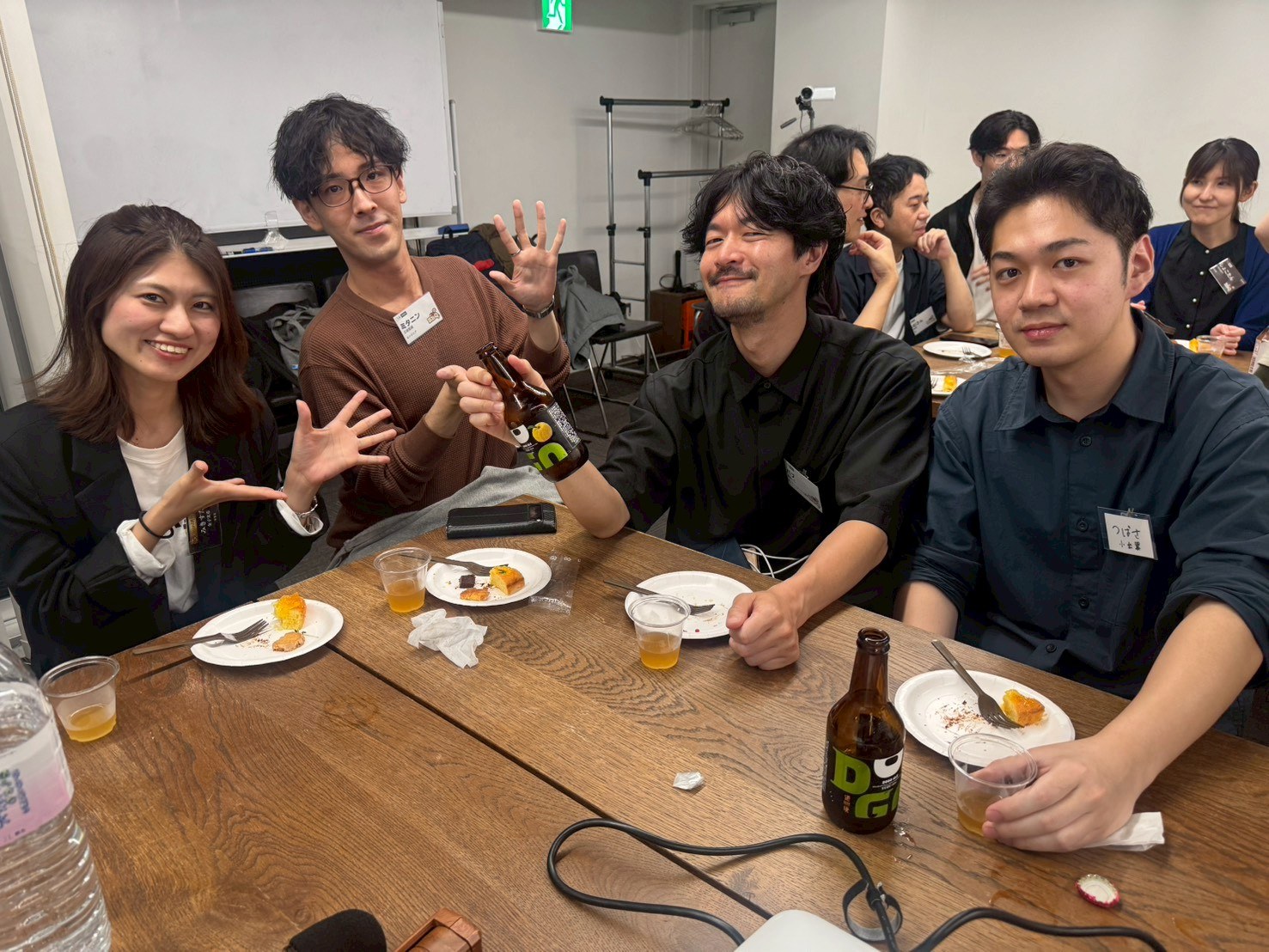 仲間とテーブルを囲む場面